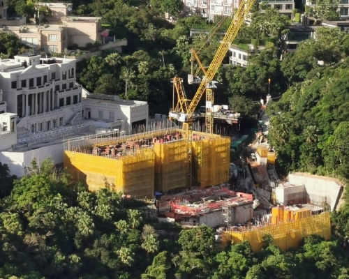 前何東花園一半地盤(圖中後排白色大宅),於月初以逾33億轉手。