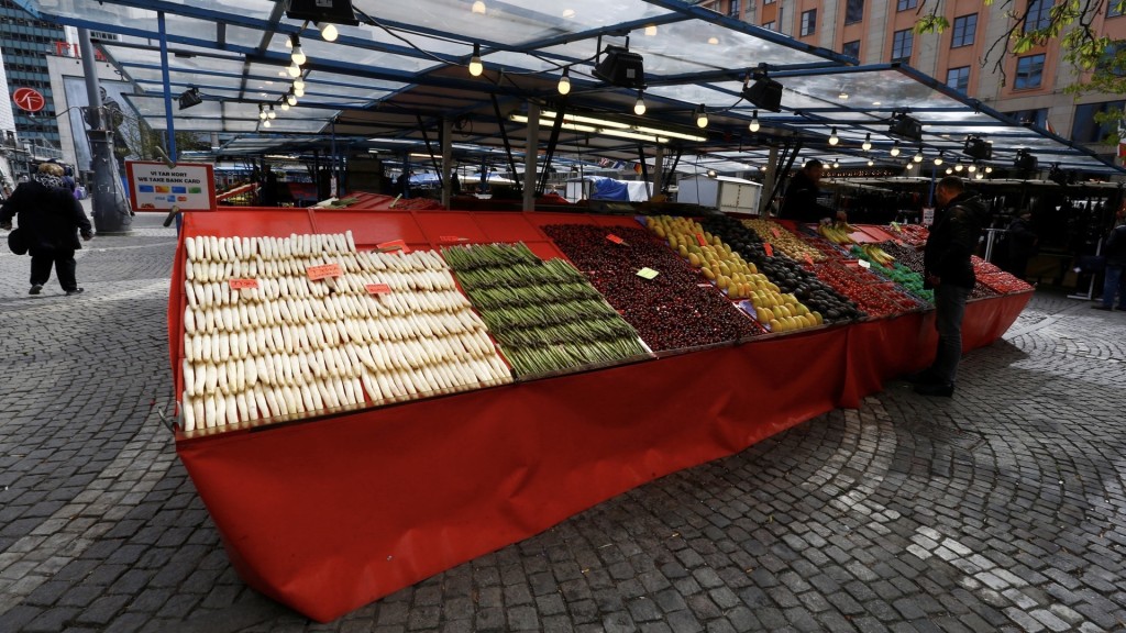 瑞典通脹回落，食物價格下降，圖為斯德哥爾摩一個市場的菜檔。 路透社