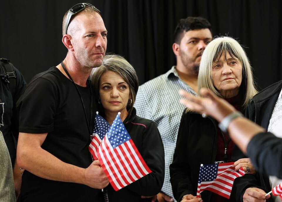 首批獲庇護南非白人早前搭機赴美,聆聽歡迎致詞。路透社