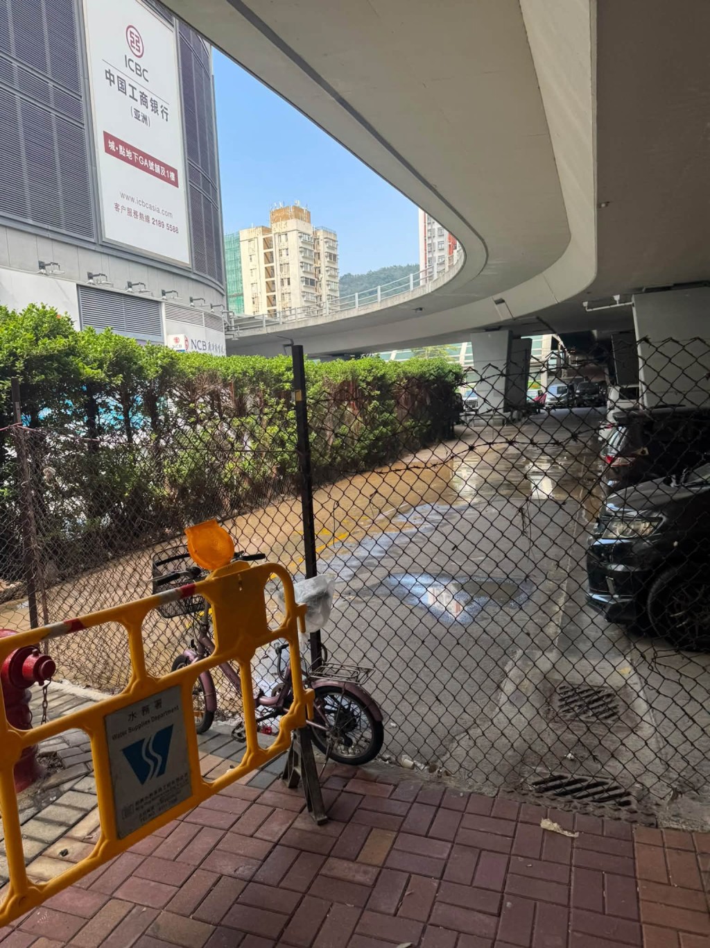 鹹水湧至附近停車場。FB:屯門區議員葉吉江 鹹水湧至附近停車場。FB:屯門區議員葉吉江