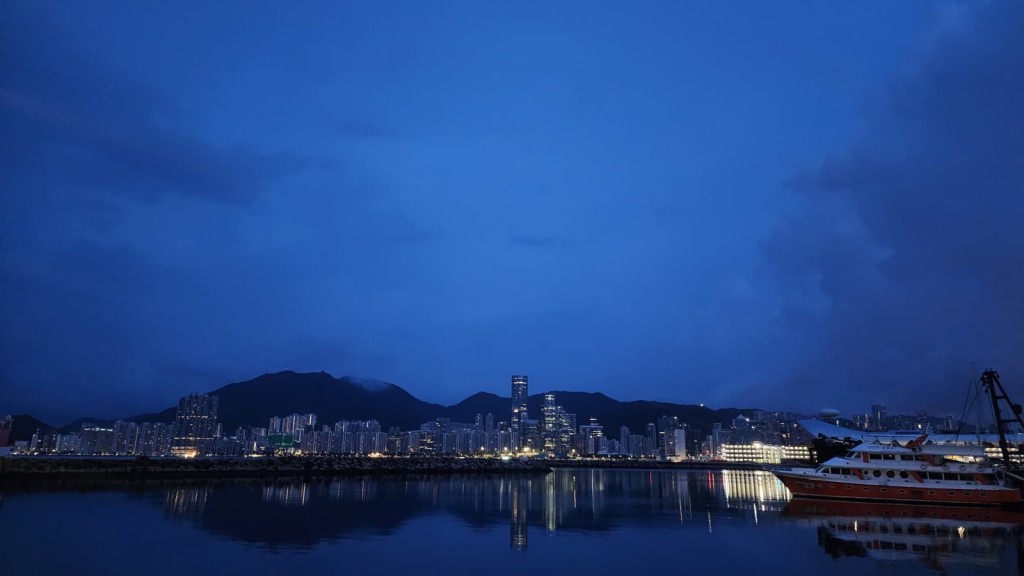 本港地區今日天氣大致多雲,間中有驟雨及狂風雷暴。黎志偉攝 本港地區今日天氣大致多雲,間中有驟雨及狂風雷暴。黎志偉攝