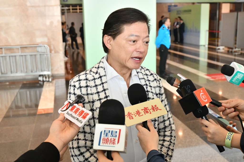 男高音歌唱家、全國政協莫華倫。 男高音歌唱家、全國政協莫華倫。