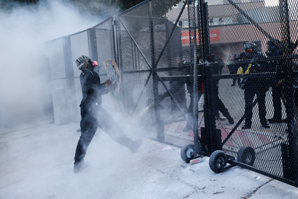 全美爆發「No Kings」示威，洛杉磯警方向示威者發射催淚彈。美聯社