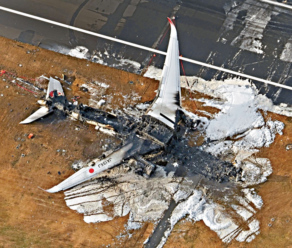 今年年初羽田機場跑道上,一部A350客機發生嚴重碰撞意外。