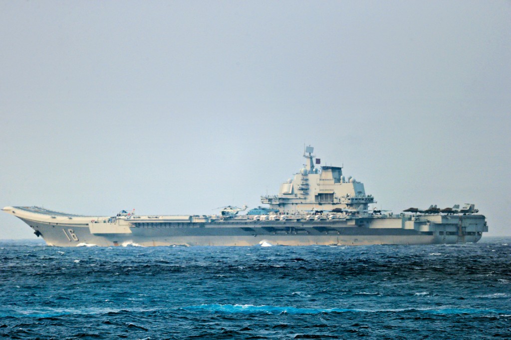 中國航母遼寧艦上周六在沖繩東南的國際海域進行演訓。