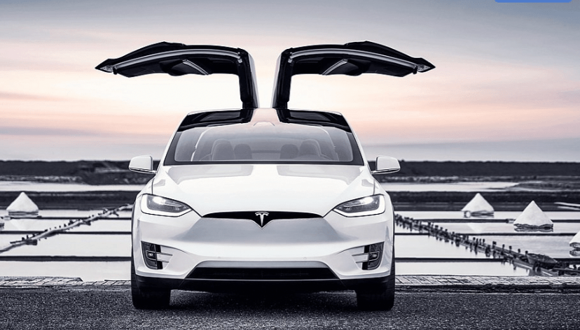 Model X的其中一项特色，是两侧上掀的「猎鹰之翼」车门。