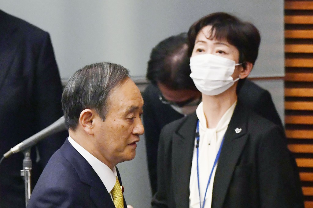 菅義偉(左)日前指「希望(山田)未來也持續努力」,表達力挺山田續任的態度。AP圖片