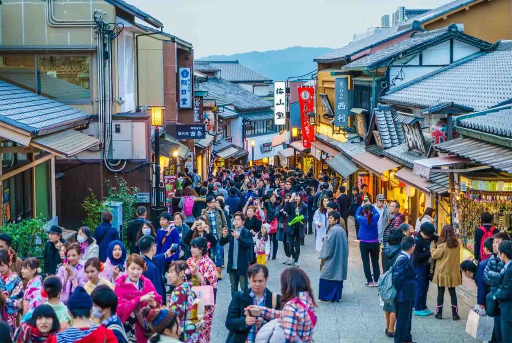 日本旅游区人头涌涌。