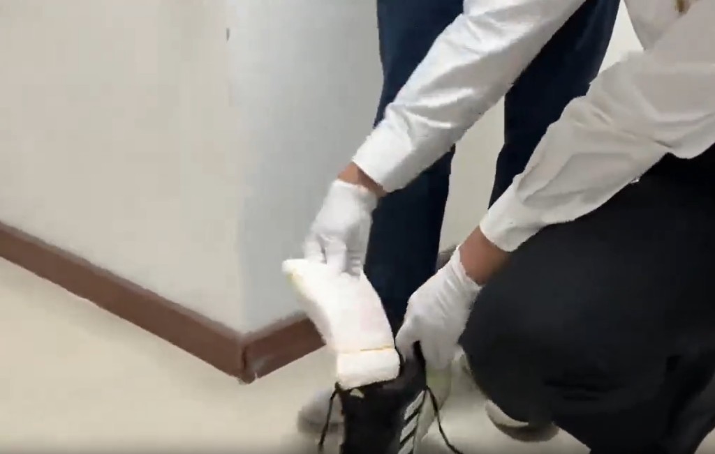 旅客被查出波鞋塞20萬港幣。 