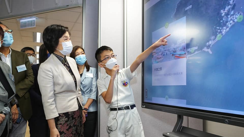 蔡若蓮聽取同學分享。蔡若蓮FB