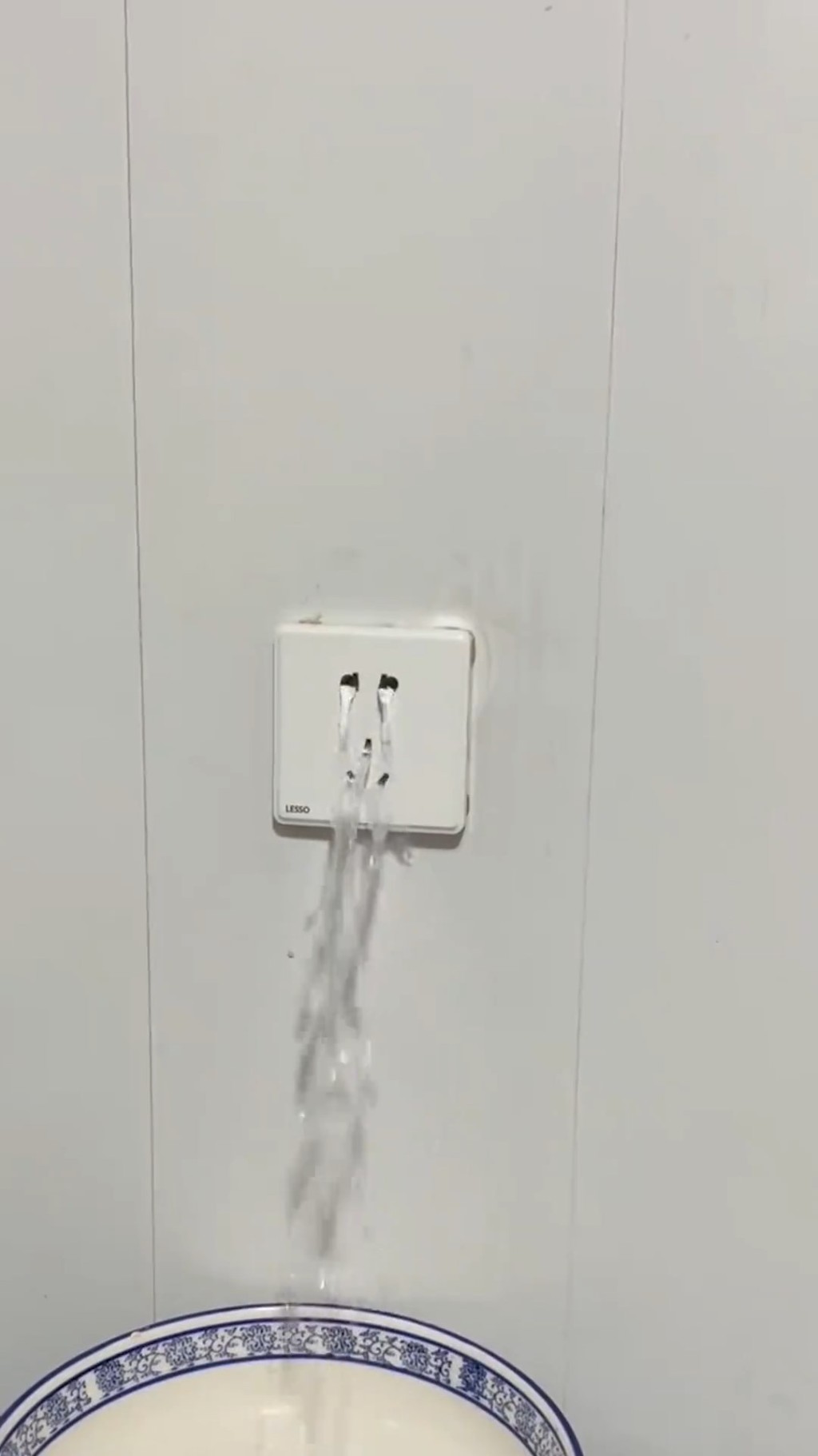大量疑似雨水從牆上插蘇位湧出。抖音@老魏的新生活 大量疑似雨水從牆上插蘇位湧出。抖音@老魏的新生活