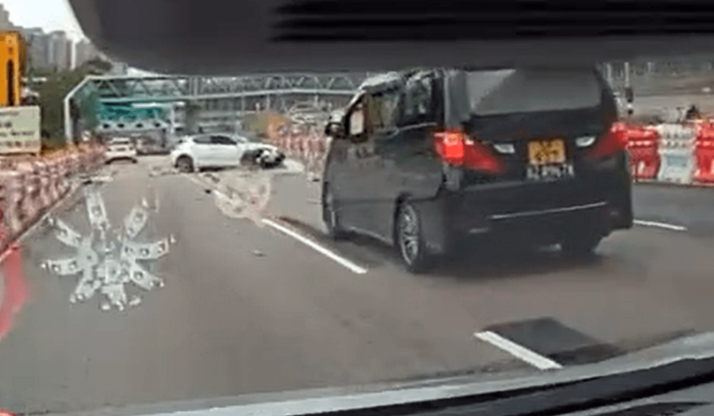 私家車橫亘路中。fb：車cam L（香港群組）