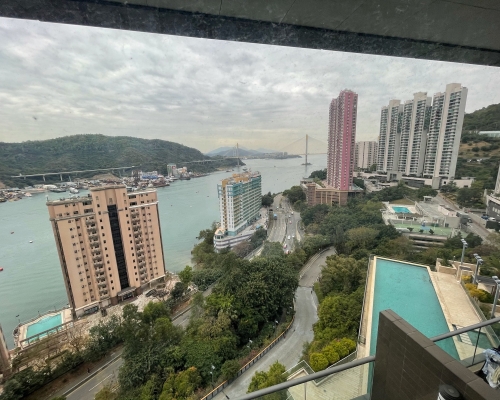 外望汀九橋及青馬大橋一帶海景。