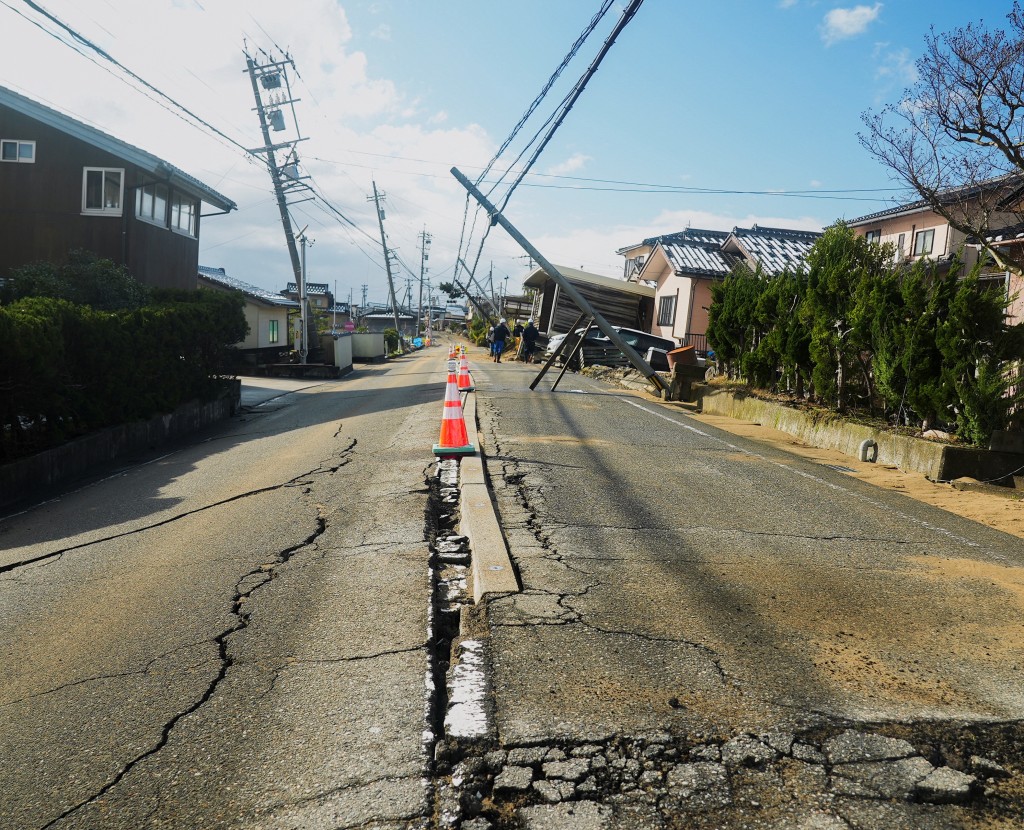 石川縣西荒屋一處道路在震災過後受損。路透社