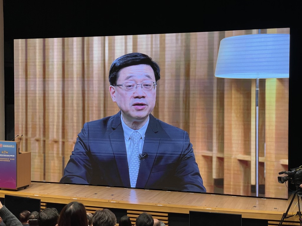 李家超表示，特區政府全速推動香港建設國際創新科技中心。