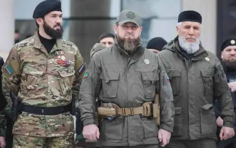 车臣领袖卡德罗夫和他的指挥官。