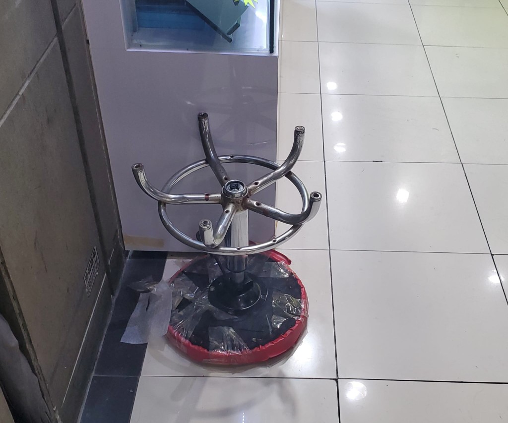 先达广场一间手机店被人捣乱,男职员受伤送院。