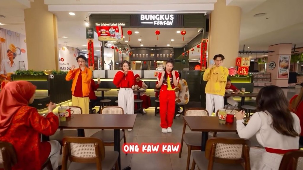 大馬賀年新歌不斷重覆「Ong Kaw Kaw」，被指是與廣東粗口諧音，成為熱話。IG@Bungkus Kaw Kaw