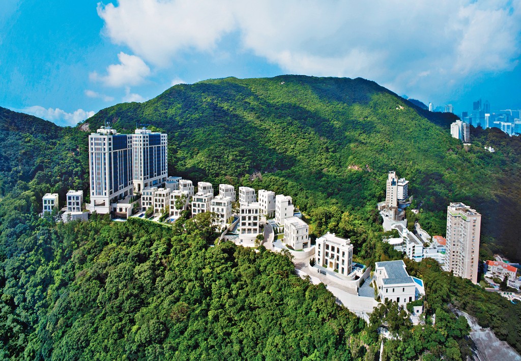 山頂MOUNT NICHOLSON一幢近萬呎雙號洋房，最新以10.39億登記成交，呎價逾10.9萬。