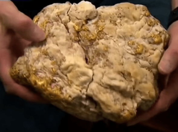 金矿石重量约4.6公斤，其中包含了约2.6公斤的黄金。
