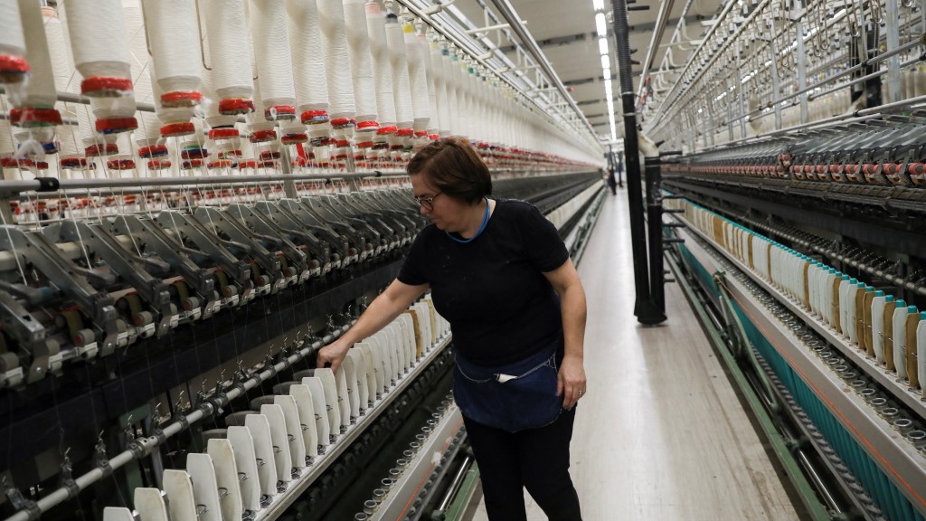 希臘一間紡織廠的工人正在工作。 路透社