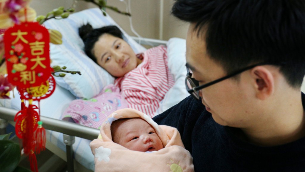 廣東鶴山市人民醫院，一名剛出生的「龍寶寶」。新華社