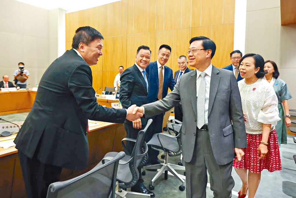 李家超表示，過去2星期主持了超過10場現場及視像會面的諮詢會。