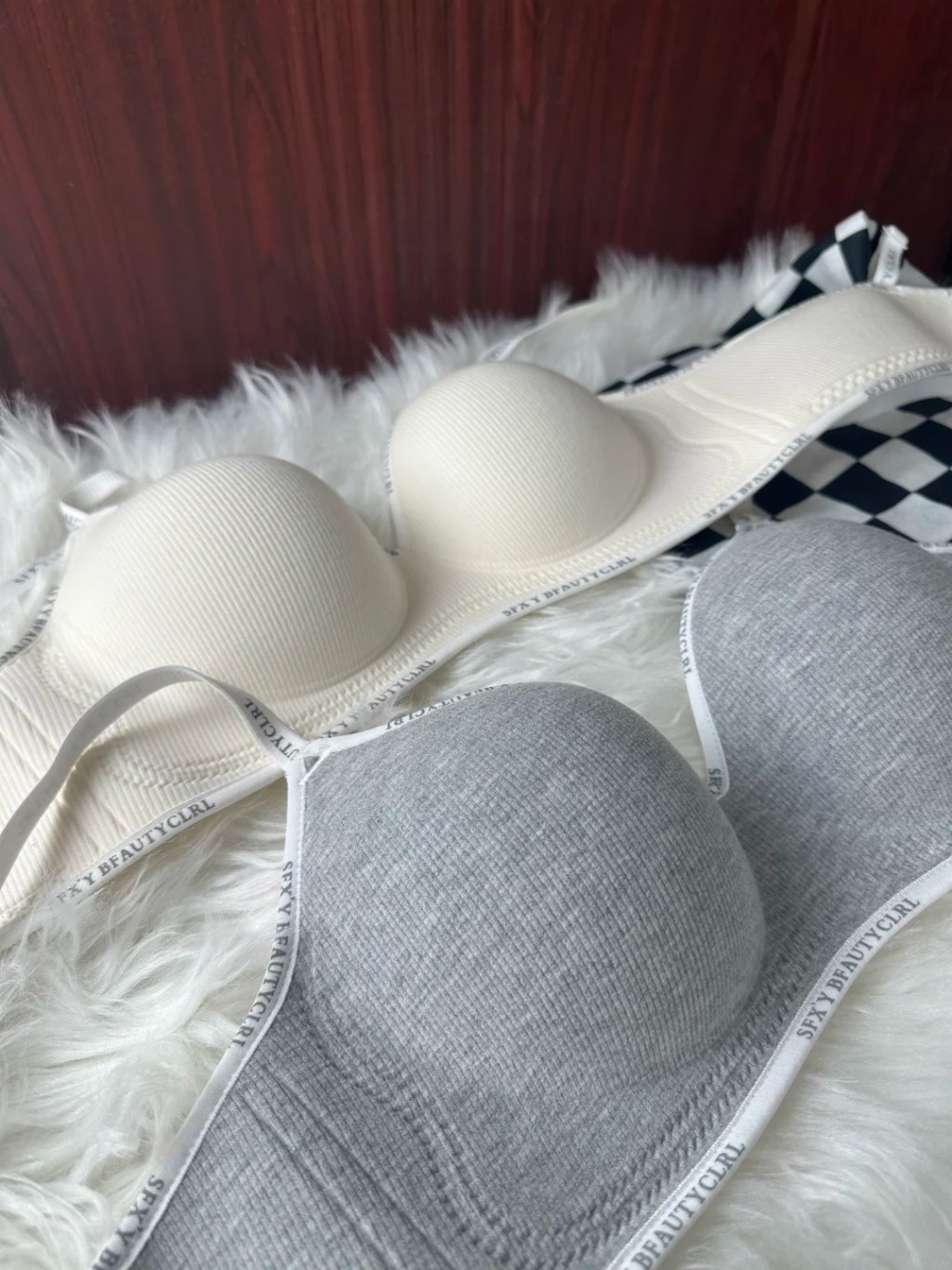 被網民形容為小胸神器的內衣，因用上「小地雷」宣傳詞引發爭議。小紅書＠小美