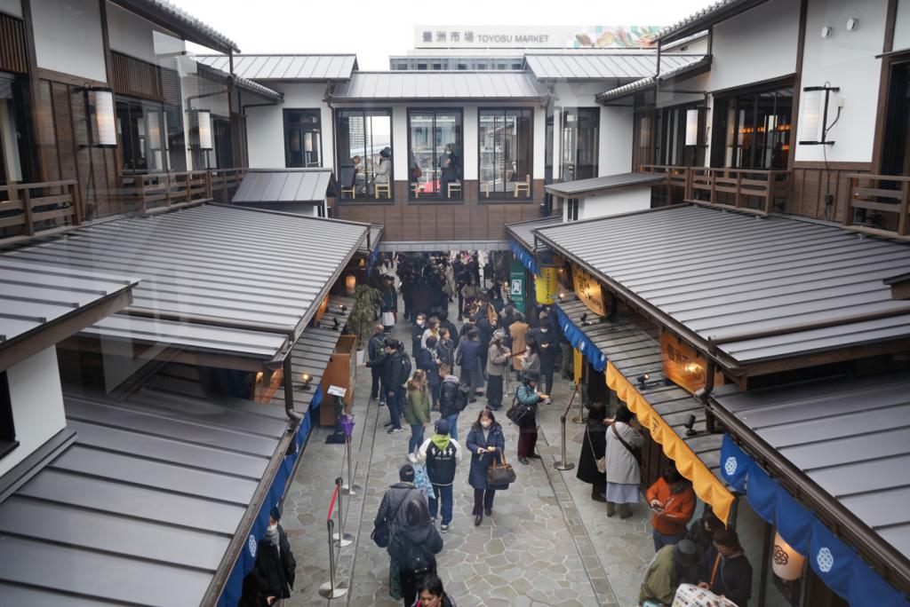 東京豐洲市場新開幕的設施「千客萬來」有多間食肆及小食檔進駐，遊客絡繹不絕。