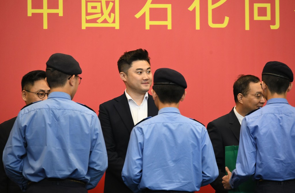 星岛新闻集团行政总裁蔡晋（左三）向学生派发校服。何健勇摄