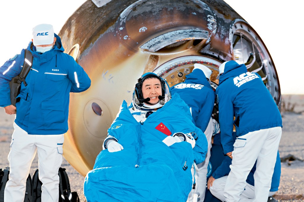 神二十指令長、太空人陳冬安全出艙。