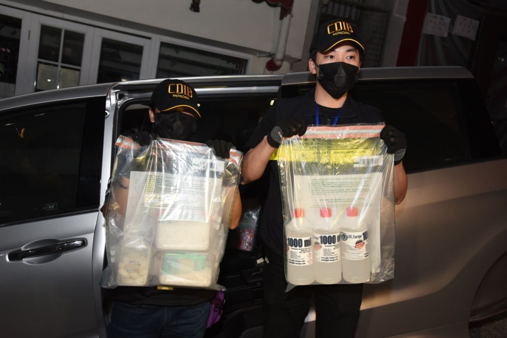 海關搗破中環一個毒品分銷及包裝中心,兩名男子被捕。