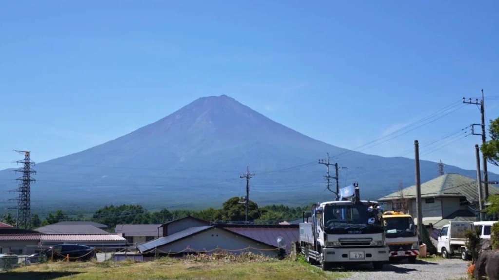 有中國留學生暴雨中爬富士山，因手機無電，惹失蹤疑雲，累日警通宵搜救。小紅書＠翠微