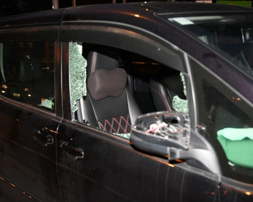 玻璃車窗被扑爆。