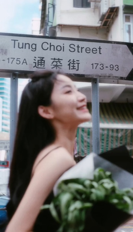 女網紅「馨多士」曾持通菜花束在旺角通菜街擺拍，因而獲「通菜姐」美譽。(影片截圖)