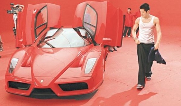 郭富城曾出動價值511萬港元的火紅色法拉利Enzo Ferrari跑車拍歌曲《I am Aaron Kwok 》MV。