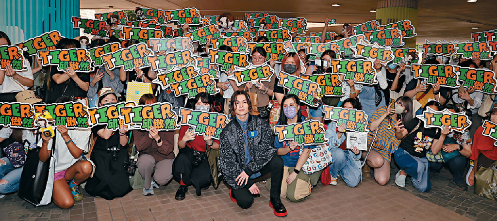 ■Tiger的粉絲在場外支持。 ■Tiger的粉絲在場外支持。