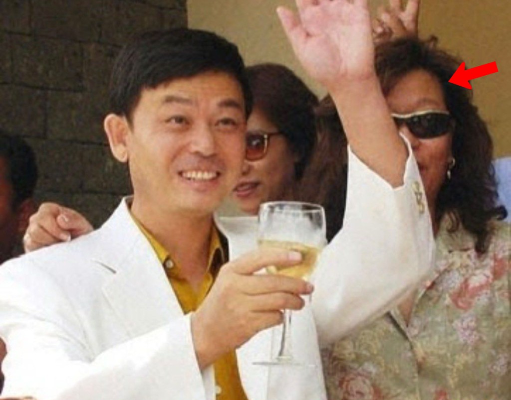 “中华养生益智功”始创人张宏堡生前曾与阎庆新(箭嘴示)同框。X@王希哲 “中华养生益智功”始创人张宏堡生前曾与阎庆新(箭嘴示)同框。X@王希哲