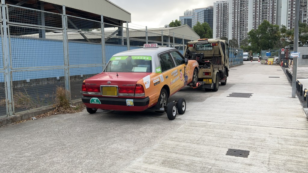 的士由拖車拖走。