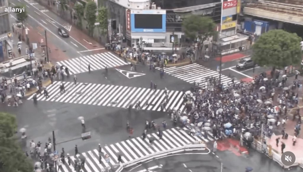 當行人交通燈轉為紅燈、車輛陸續停下時,日本球迷湧到馬路中心慶祝。 Threads@ronaldtam 當行人交通燈轉為紅燈、車輛陸續停下時,日本球迷湧到馬路中心慶祝。 Threads@ronaldtam