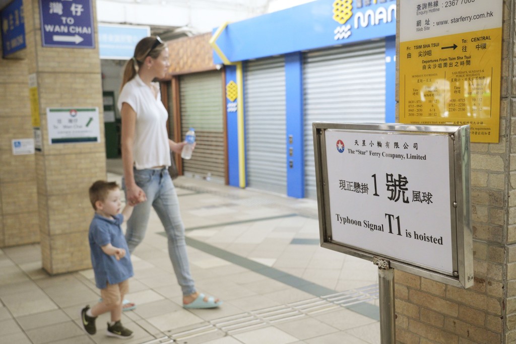 三個熱帶氣旋接近，天文台自1946年以來首次於11月三度發出熱帶氣旋警告信號。