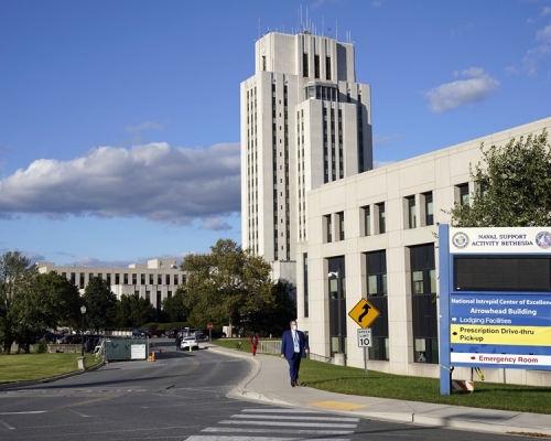 特朗普正留医在马里兰州沃尔特里德国家军方医院。AP
