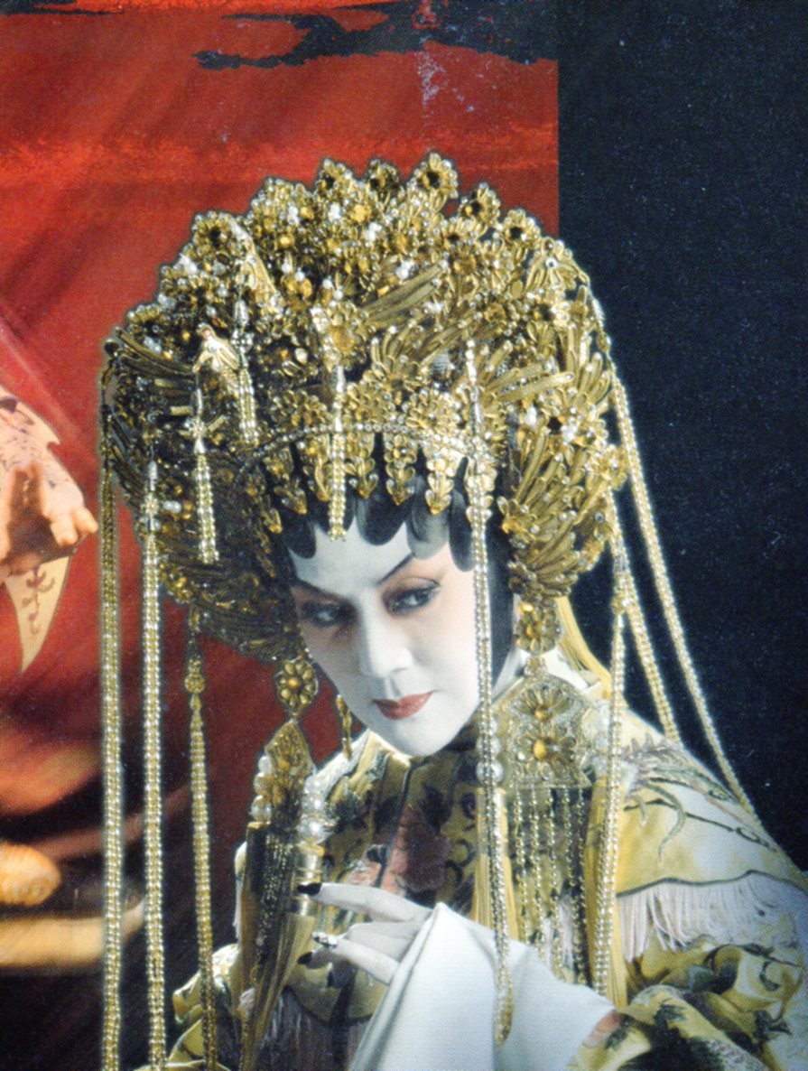冯宝宝在2015年答应“桃花源粤”演出的首个粤剧作品《拜将台》、在剧中演绎中国女主政第一人“吕后”。