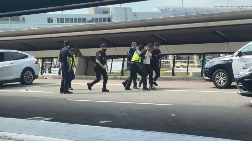 航警隨即連開8槍阻止Tesla離開,並將司機拉出車制服。threads@ysx.tw_47片段截圖 航警隨即連開8槍阻止Tesla離開,並將司機拉出車制服。threads@ysx.tw_47片段截圖