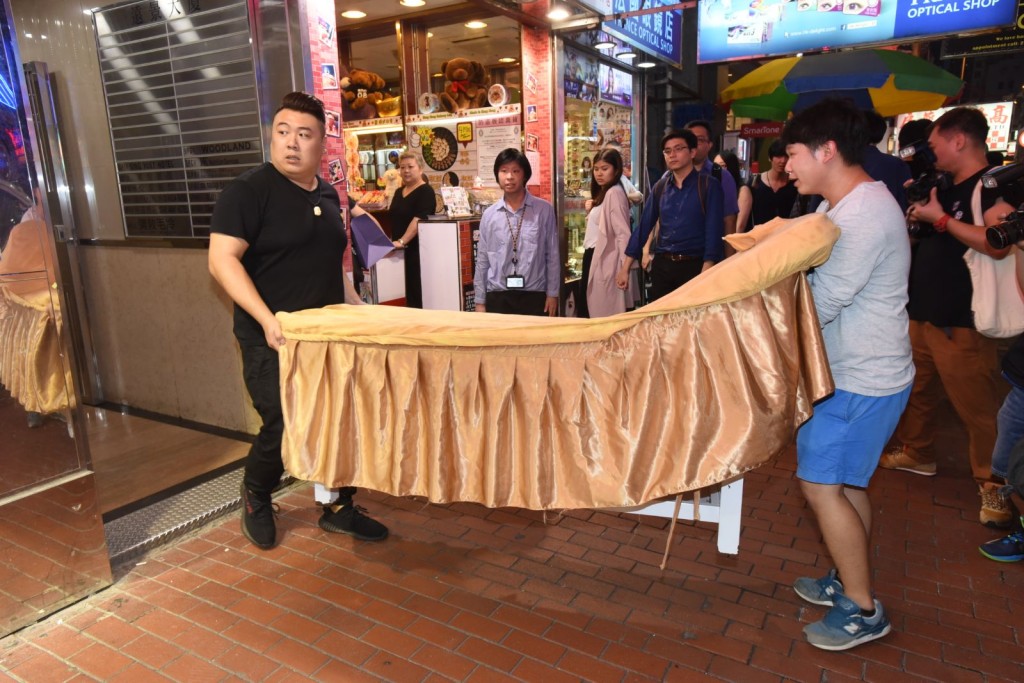 警方檢獲3張按摩床。徐裕民攝