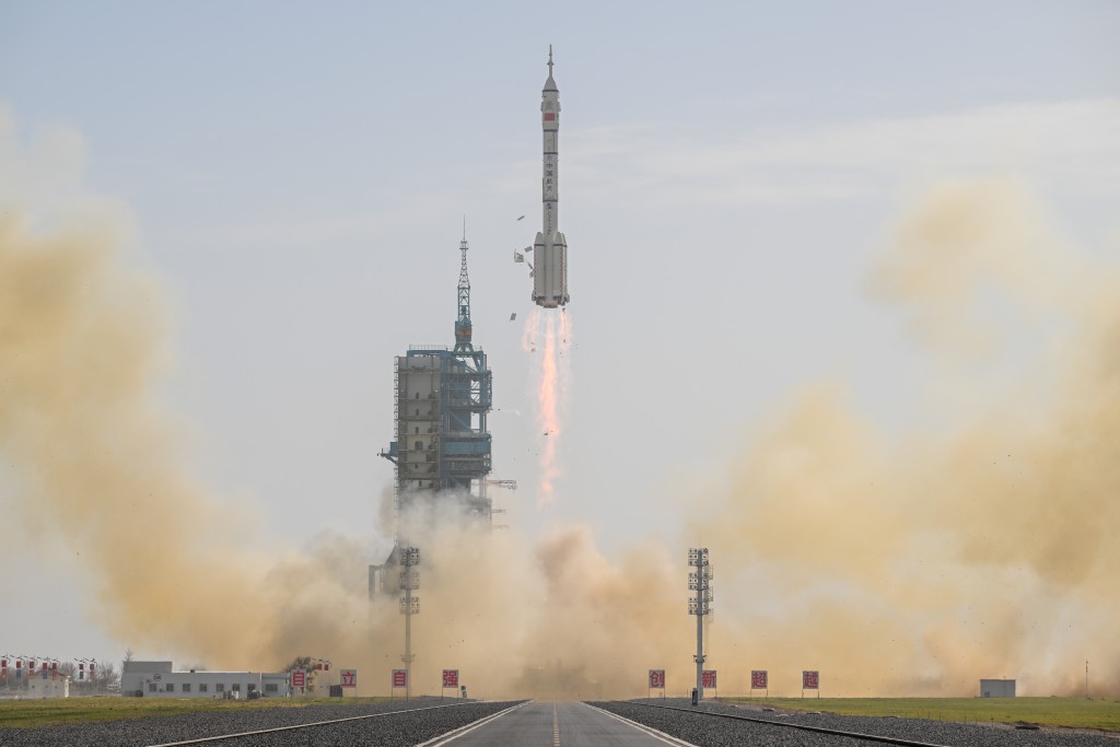 搭载神舟二十二号飞船的长征二号F遥二十二运载火箭，在酒泉卫星发射中心点火发射。 新华社