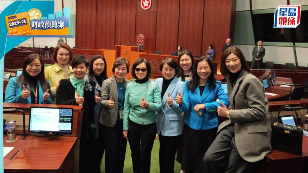 多名女議員身穿不同深淺藍色的外套配合預算案封面顏色。葛珮帆提供