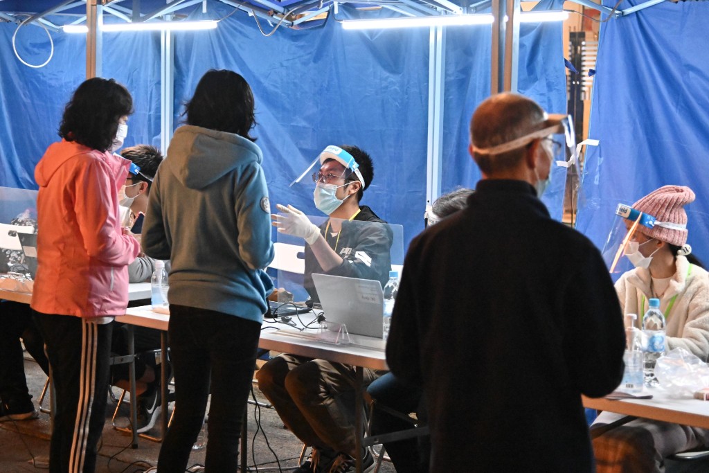 居民接受強制檢測。政府圖片