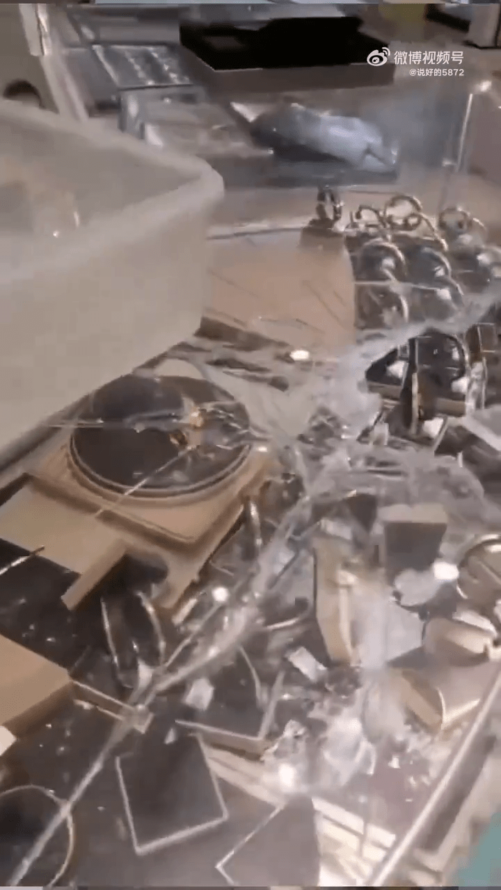 被打破的玻璃展櫃。 被打破的玻璃展櫃。