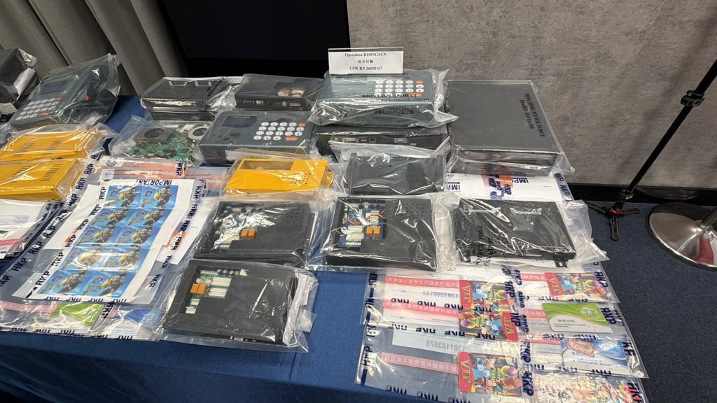 警方檢獲多部賭博遊戲機及主機板、傀儡戶口銀行咭、一批讀卡器、賭博積分卡。 警方檢獲多部賭博遊戲機及主機板、傀儡戶口銀行咭、一批讀卡器、賭博積分卡。